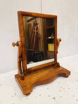 miroir de toilette époque Louis Philippe en noyer et placage noyer . XIX siècle.