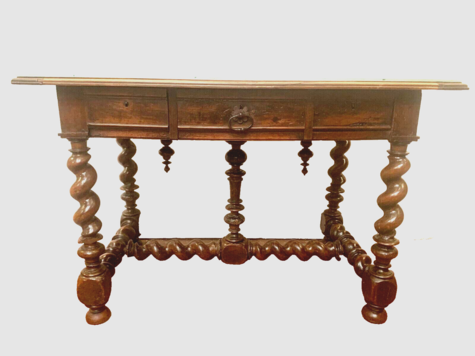  Vous en avez un à vendre ? Vendez le vôtre Table bureau Louis XIII en noyer sculpté piètements à entretoise . XX siècle .