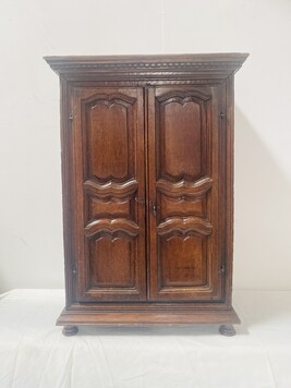 armoire de maitrise en chêne massif finement sculpté . XIX siècle .