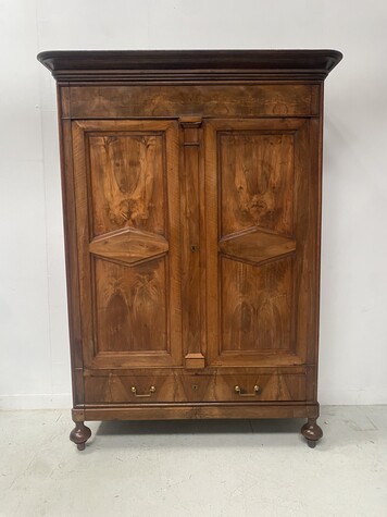 armoire deux portes moulurées en noyer et tiroir pieds camembert . XIX siècle .