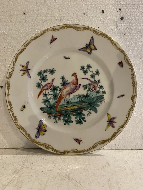 assiette en porcelaine polychrome à décor oiseaux papillon insecte . XX siècle .