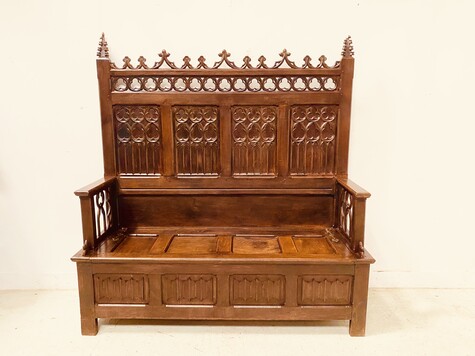 banc coffre gothique très finement sculpté en chêne massif . XIX siècle .