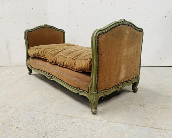 Banquette lit de repos en bois patine antique recouvrement velours . XX siècle .