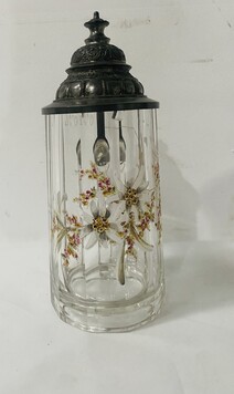 bock à bière polychrome décor de fleurs emmaillé couvercle en étain . XX siècle.