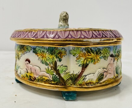 bonbonnière en faïence polychrome à décor de putti et animaux . XX siècle.