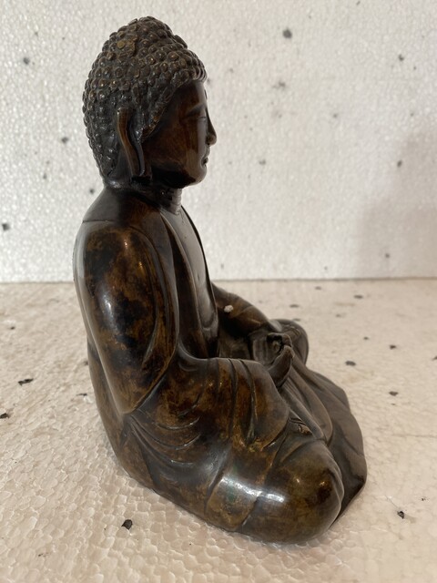 bouddha en méditation en bronze massif patine brune . XX siècle.