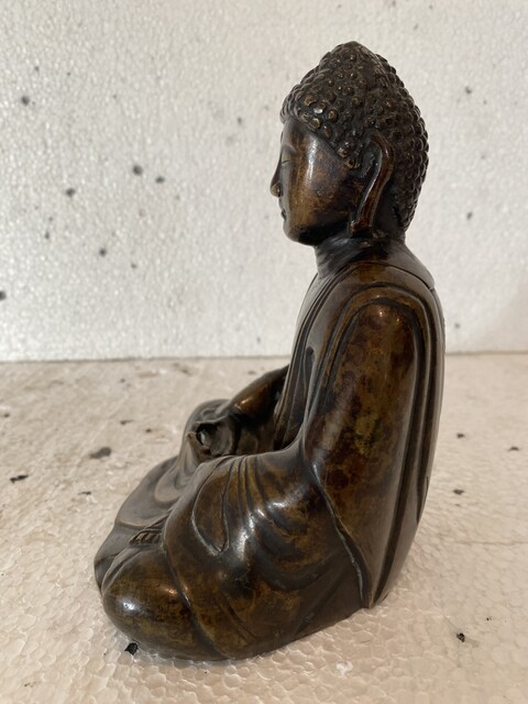 bouddha en méditation en bronze massif patine brune . XX siècle.