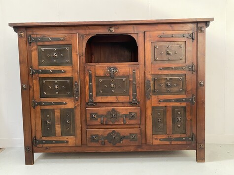 buffet de décoration art primitif . XX siècle .
