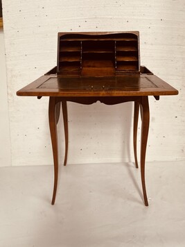 bureau capucin à mécanisme en merisier massif finement sculpté . XIX siècle .