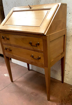 bureau de dame en merisier et filets de marqueterie deux tiroirs . XX siècle .