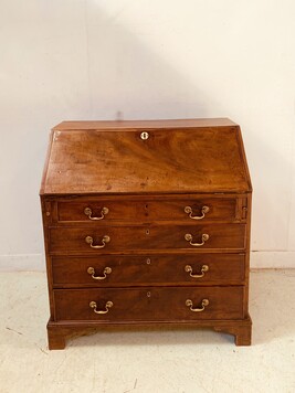 Bureau de pente anglais en acajou massif finement sculptée . XIX Siècle .