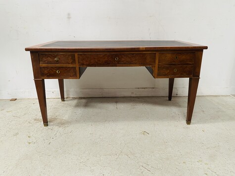 bureau double face à tirette latéral en placage acajou dessus cuir . XIX siècle.