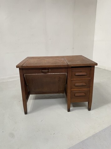 bureau plat administratif à mécanisme en chêne model à caissons . XX siècle .