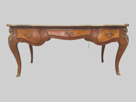 bureau plat Louis XV en bois de placage ceinture en lingotière . XX siècle .