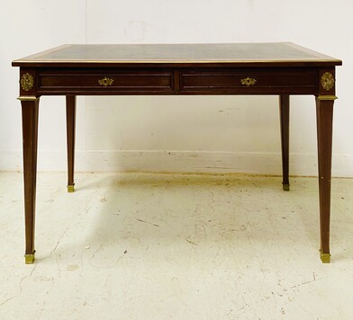 bureau style Louis XVI acajou et filet de laiton dessus cuir . XX siècle .