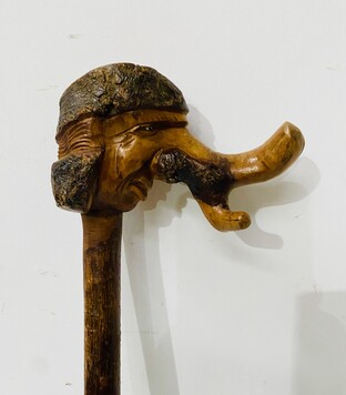 canne le vieil homme au long nez en bois de noisetier . XX siècle .