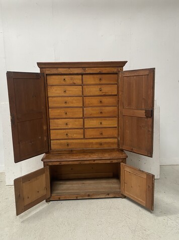 cartonnier administratif en deux corps bois sapin massif . XX siècle.