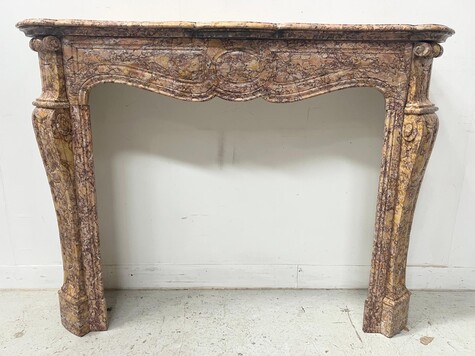 Cheminée de style Louis XV Model Pompadour Marbre brèche moucheté . XX siècle .