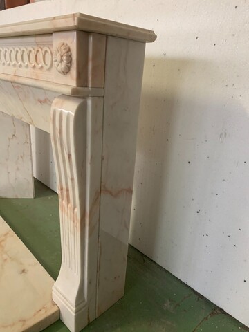 cheminée louis XVI à rehaut en marbre massif décor à cannelure . XX siècle .