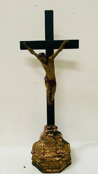 christ sur croix en pied en bois naturel patiné polychrome . XVIII siècle .