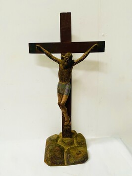 christ sur croix en pied en bois naturel patiné polychrome . XVIII siècle .