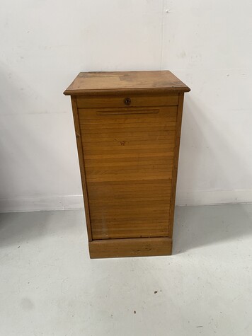 classeur de bureau administratif en chêne à rideaux . XX siècle .