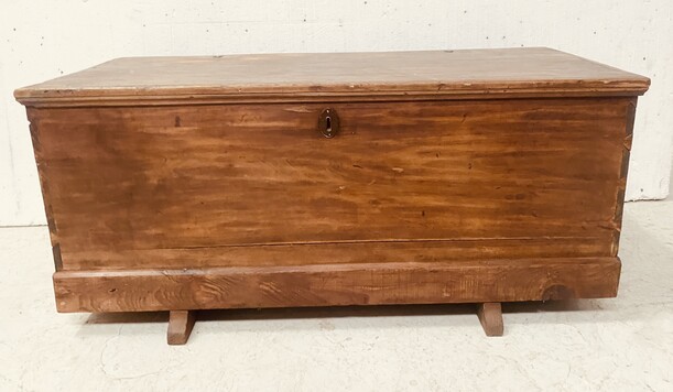 coffre en peuplier massif teinté noyer . XIX siècle .