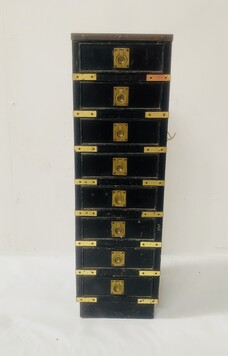 coffret minimaliste art brut en bois noirci gainé de laiton . XX siècle .
