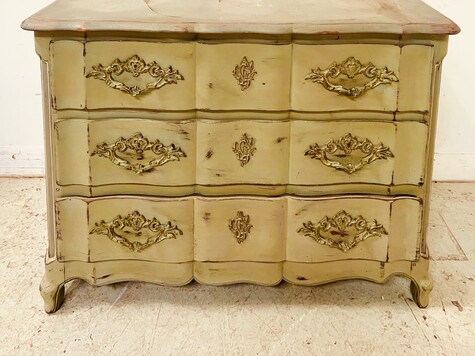 Commode arbalète de style louis XV patine à l'antique dessus bois . XX siècle .