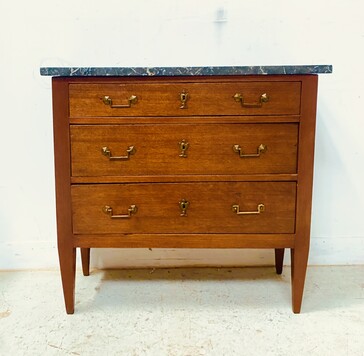 commode en acajou trois tiroirs en façade dessus marbre gris . XIX siècle .