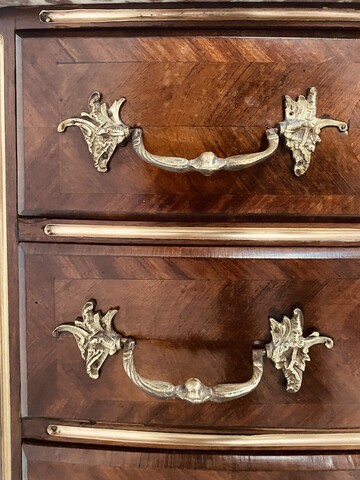 Commode galbe en façade en palissandre et acajou filets de laiton . XX siècle .