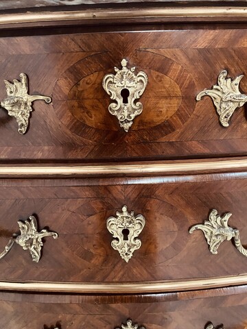 Commode galbe en façade en palissandre et acajou filets de laiton . XX siècle .