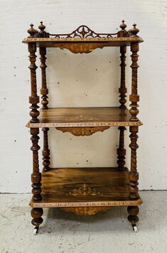 Console à triple plateaux en acajou marqueté montant bois tourné . XIX siècle .