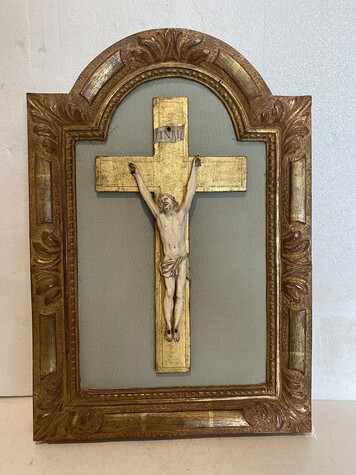 Crucifix sur cadre en bois doré patiné Objet de dévotion . XIX siècle .