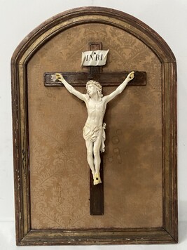  Crucifix sur cadre en bois doré patiné Objet de dévotion . XIX siècle .