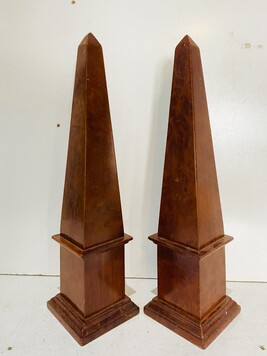 élégante paire d'obélisques en placage de loupe de noyer . XIX siècle .