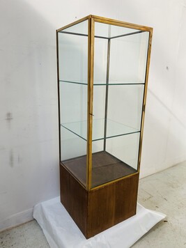 élégante Vitrine de magasin en laiton base en chêne comporte clé . XX siècle .