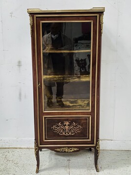 élégante Vitrine de style Louis XV en acajou et bronze . XX siècle .