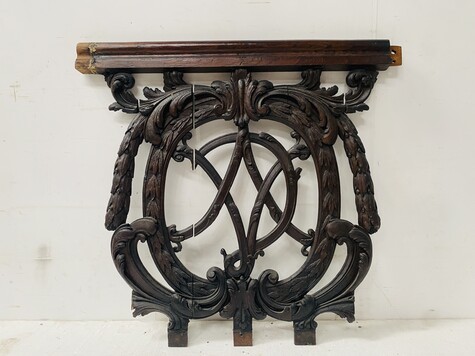 élément architectural en chêne massif finement sculpté avec blason .XVIIIsiècle.