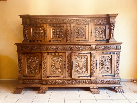 enfilade de style Renaissance en chêne massif richement sculpté . XX siècle.