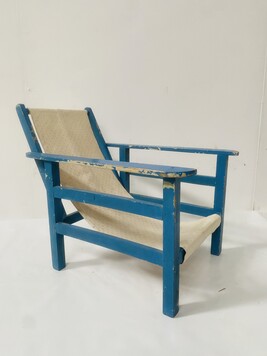 fauteuil relax d'enfant de jardin en bois peint . XX siècle .