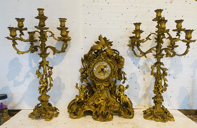 Garniture de cheminée style Louis XV en bronze doré . XIX siècle .