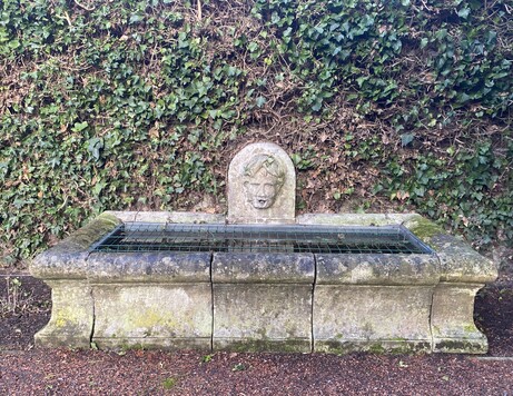 grand bassin d'extérieur en pierre massif formant fontaine . XIX siècle .