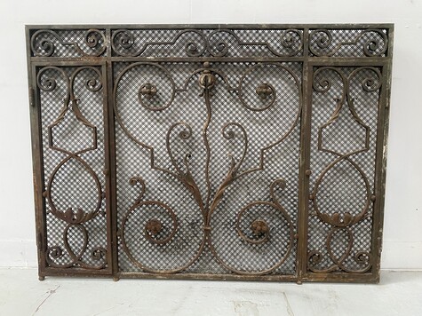 grille en fonte de fer ouvragé travail de ferronnerie . XX siècle .
