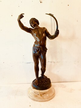 groupe a l'antique en régule sujet David devant Saul socle en marbre .XX siècle.