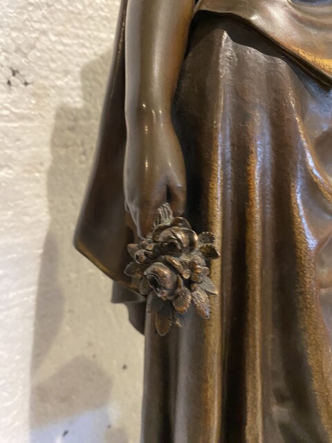 groupe en bronze sujet jeune fille aux fleurs par BOURET .XX siècle.