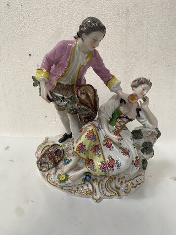 Groupe porcelaine polychrome décor du scène galante marque au dos . XIX siècle .