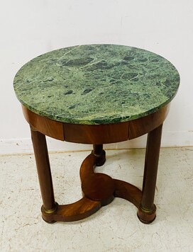  guéridon rond empire dessus marbre vert piétement tétrapode . XIX siècle .