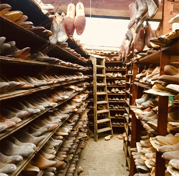 important lots de moules de pieds en bois métal 6000/7000 pièces . XX siècle .