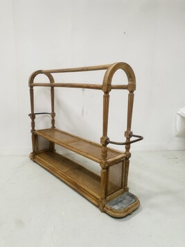 Jette-manteau en bois naturel mouluré et sculpté, à deux plateaux . XX siècle .
